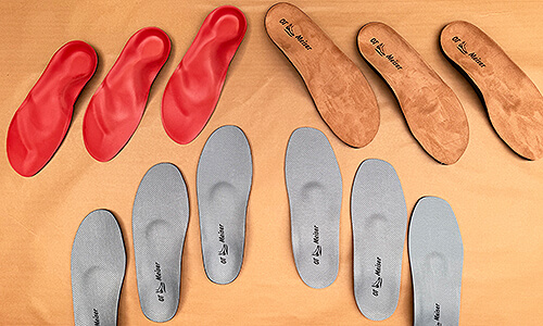 Reihe medizinischer Sanitätsartikeln in verschiedenen Formen und Stärken