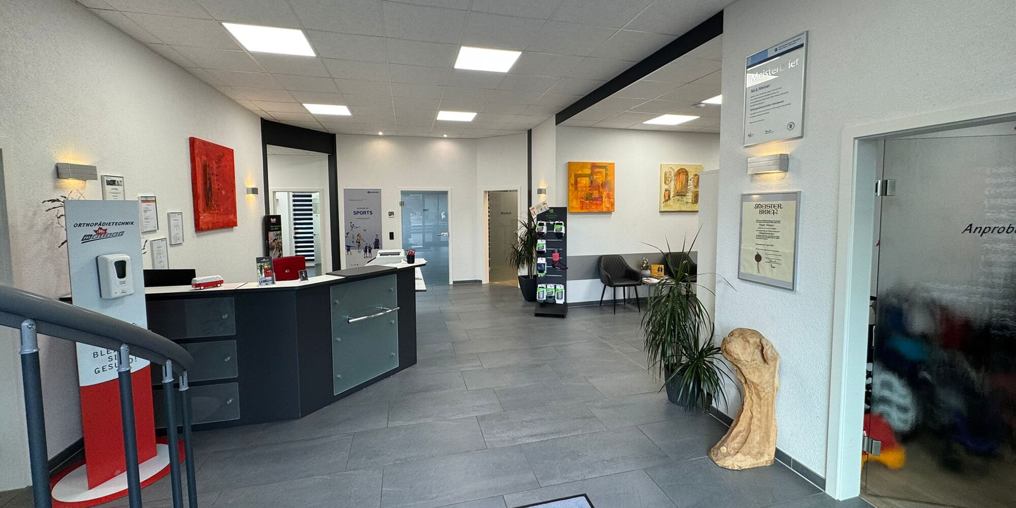 Rezeption mit Beratungsplatz, Produktdisplay und barrierefreiem Zugang