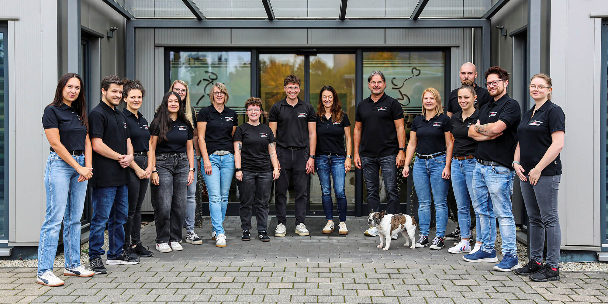 Team der Orthopädietechnik steht gemeinsam vor dem Firmengebäude